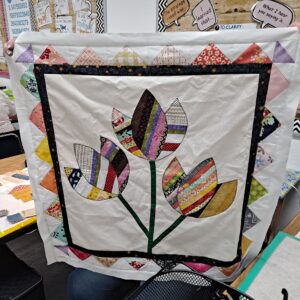 patchwork appliqued tulip medallion quilt center